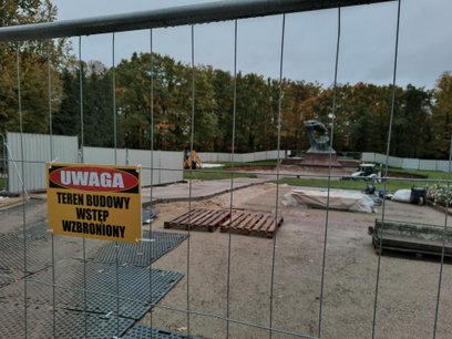 Okolice łazienkowskiego pomnika Fryderyka Chopina to teren budowy