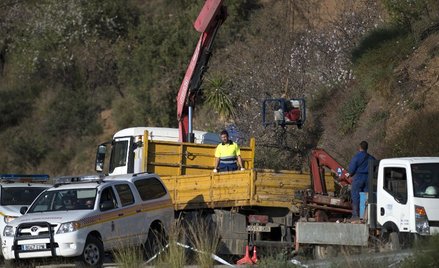 Hiszpania: Dwulatek wpadł do 100-metrowej studni. Trwa akcja służb