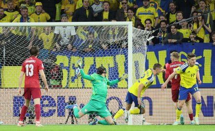 Kamil Grabara kapituluje po strzale Lagerbielke głową