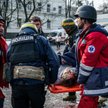Ratownicy udzielają pomocy rannym w ostrzale Chersonia