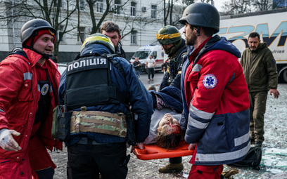 Ratownicy udzielają pomocy rannym w ostrzale Chersonia