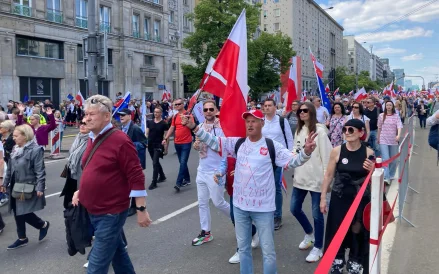 Zwolennicy Rafała Trzaskowskiego wchodzą na pl. Konstytucji