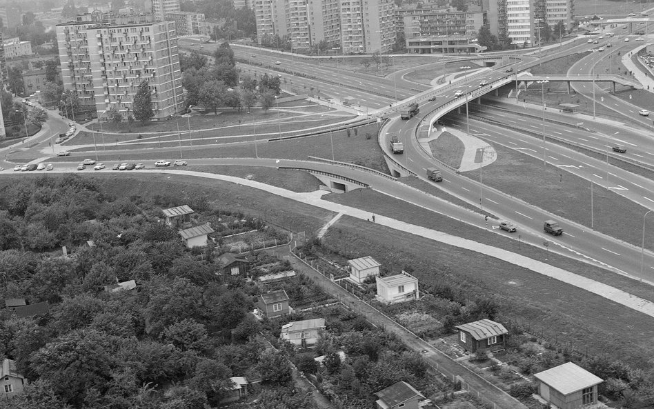 Widok z lotu ptaka od strony ogródków działkowych na skrzyżowanie al. Stanów Zjednoczonych i ul. Ost