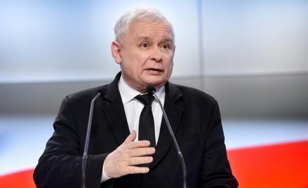 Jarosław Kaczyński nie tylko kazał oddać ministrom premie, ale także zapowiedział obniżkę wynagrodze