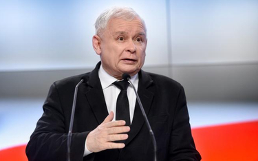 Jarosław Kaczyński nie tylko kazał oddać ministrom premie, ale także zapowiedział obniżkę wynagrodze