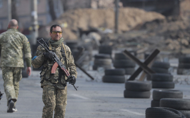Żołnierze ukraińskiej obrony terytorialnej na punkcie kontrolnym pod Kijowem