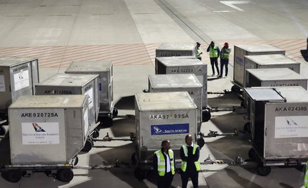 Kontenery z południowoafrykańską bronią na płycie lotniska Chopina