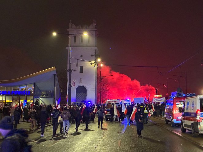 Ostatni demonstranci weszli na wiadukt Mostu Poniatowskiego po godzinie 17 - dojście tam od Ronda Dm