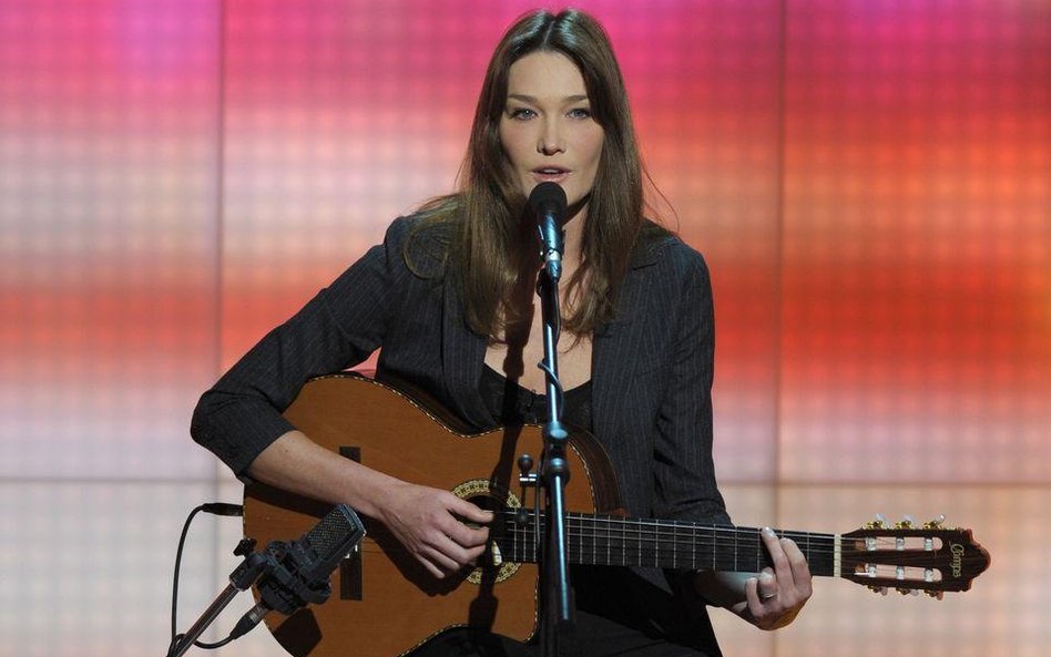 Carla Bruni bierze odwet na Hollande