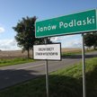 Takie tablice stoją na wjazdach do miejscowości objętych stanem wyjątkowym
