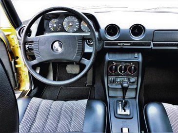 41 lat w papierach, ale wygląd młodzika i piękne wnętrze.