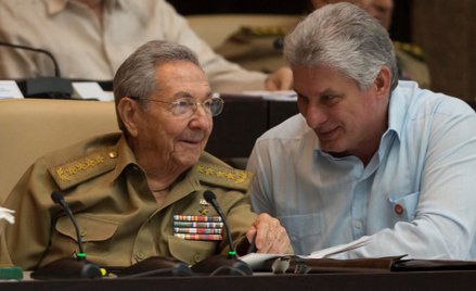 Raul Castro (z lewej) ze swoim następcą Miguelem Diazem-Canelą (z prawej)