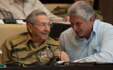 Raul Castro (z lewej) ze swoim następcą Miguelem Diazem-Canelą (z prawej)