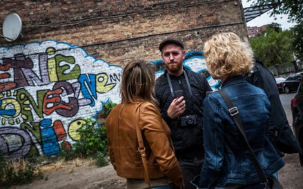 Conor Harrigton podczas prezentacji jego muralu.