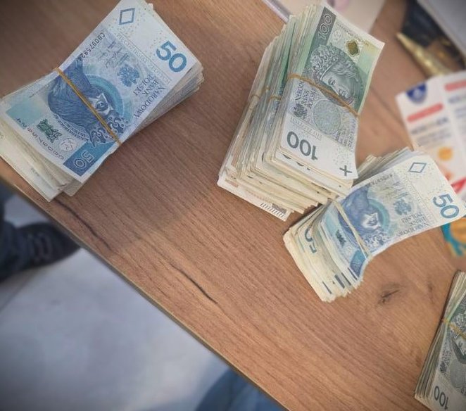 Funkcjonariusze znaleźli gotówkę w kwocie przekraczającej 67 tys. zł. Pieniądze zostały zabezpieczon