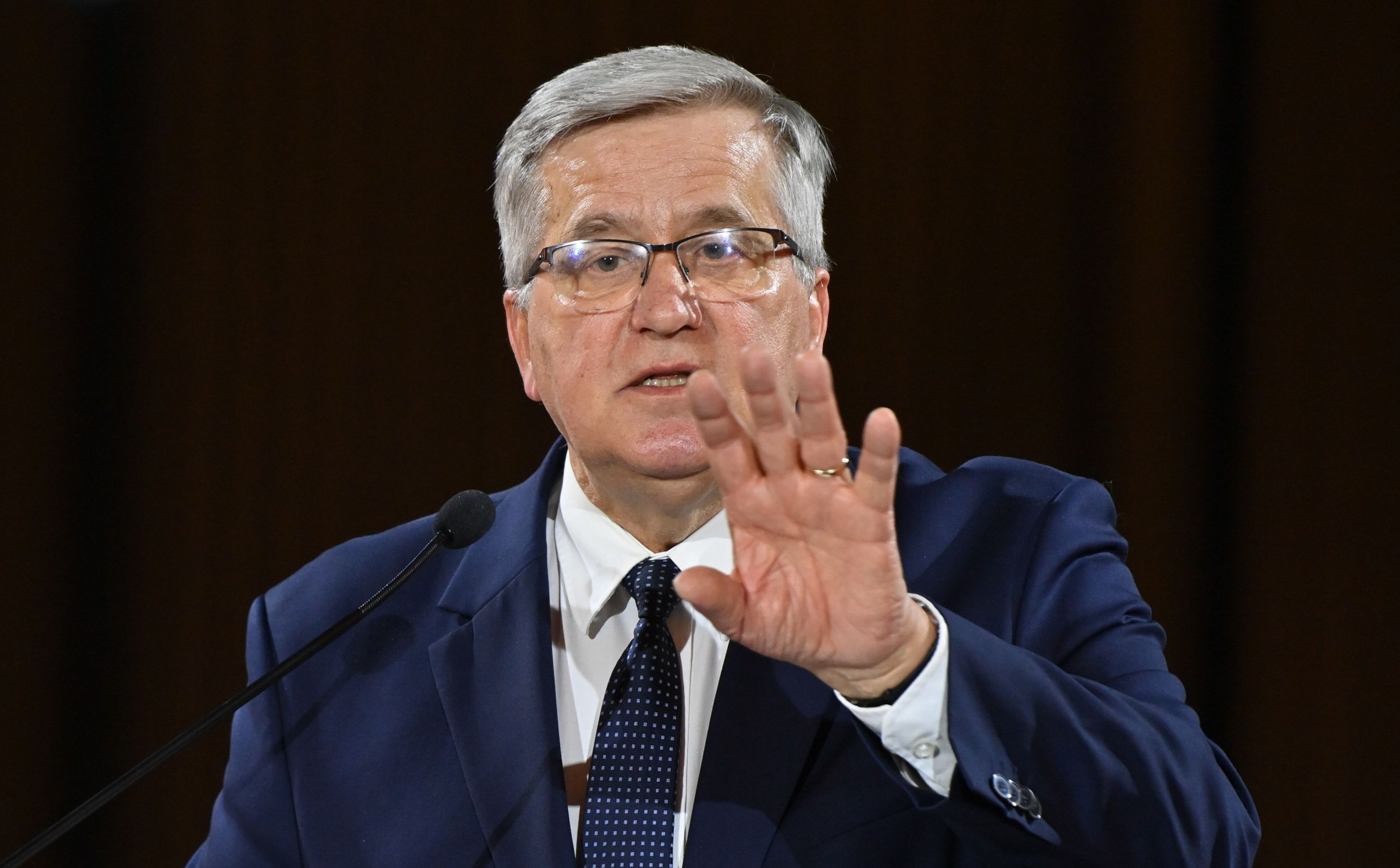 Bronisław Komorowski atakuje Karola Nawrockiego. Mówi o „merdaniu ogonem” i „kundlizmie”