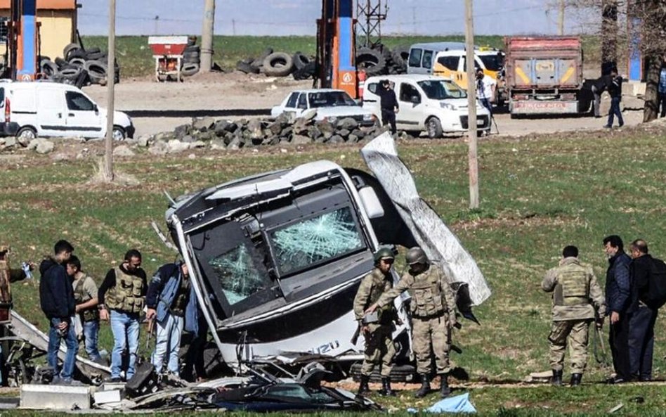 Okolice Diyarbakir. Szczątki pojazdu wojskowego, w którym wczoraj, dzień po zamachu w Ankarze, zginę