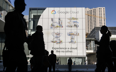 Przechodnie mijają ekran wyświetlający informacje o imprezie poświęconej Google Cloud w San Francisc
