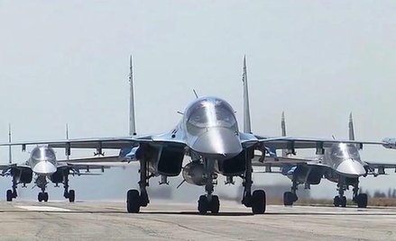 Rosyjskie samoloty Su-34 w bazie pod Latakią szykują się do powrotu do Rosji