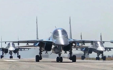 Rosyjskie samoloty Su-34 w bazie pod Latakią szykują się do powrotu do Rosji