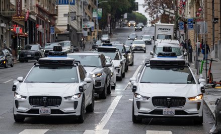 Taksówki Waymo podbiły ulice San Francisco. Jeżdzą zgodnie z przepisami, często irytując innych kier