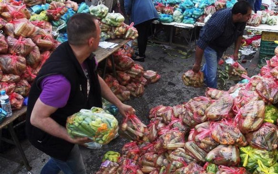 Góry warzyw na targowiskach świadczą o proteście handlarzy przeciwko nowym regulacjom tej branży