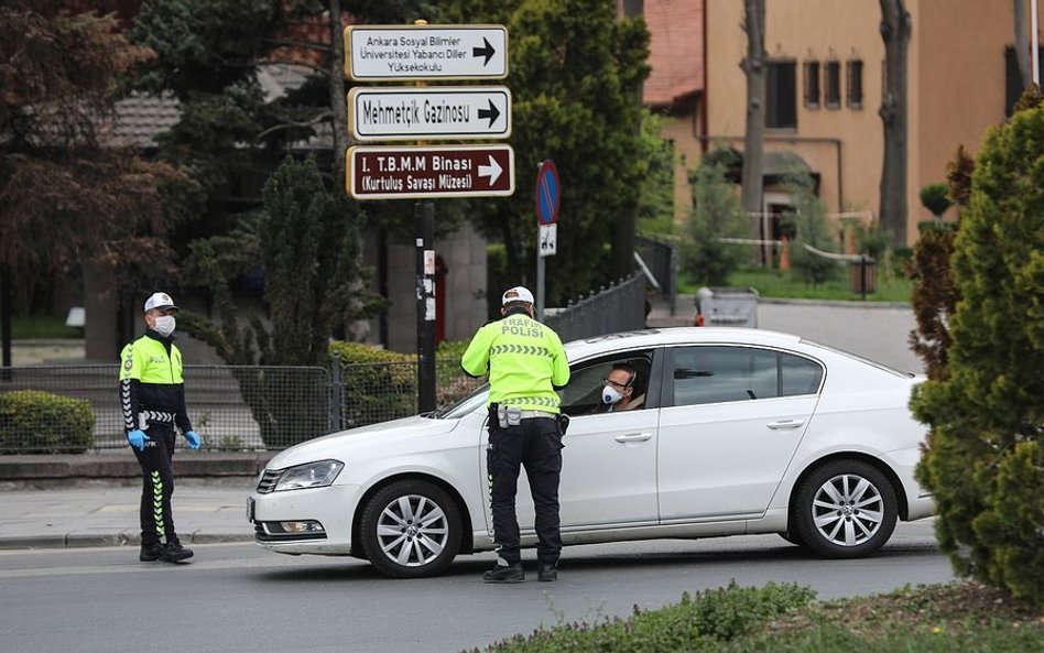 Turcja: Coraz więcej zakażeń mimo zamknięcia ludzi w domach