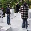 Na Krakowskim pojawiło się 500 sześcianów, tworzących meble uliczne