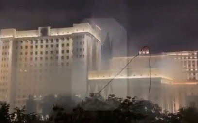 Budynek Ministerstwa Obrony Rosji nad którym widać dym