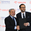 Prezes PKN Orlen Daniel Obajtek (P) i były Sekretarz energii Stanów Zjednoczonych Dan Brouillette (L