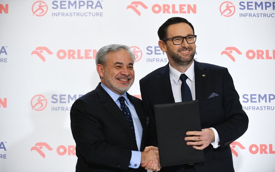 Prezes PKN Orlen Daniel Obajtek (P) i były Sekretarz energii Stanów Zjednoczonych Dan Brouillette (L