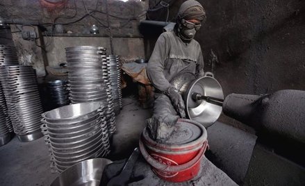 Nie święci garnki lepią, nie talibowie je szlifują. Na zdjęciu wytwórnia kotłów założona przy hucie 