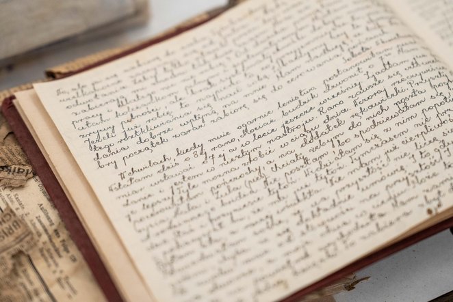 Oprócz dokumentów o chraterze państwowym w skrytce znalazły się też archiwa prywatne. Jednym z najci