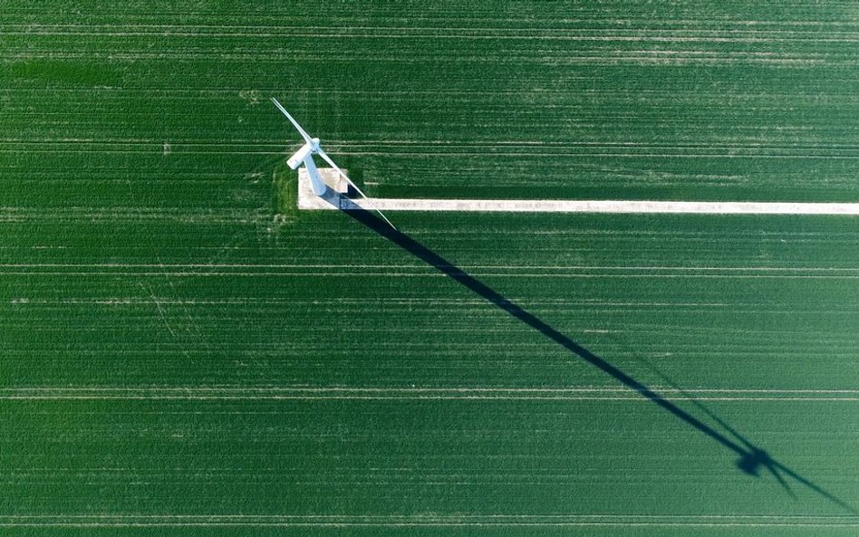 Spór o to, jaka ma być minimalna odległość wiatraków od budynków, narobił wiele złego.