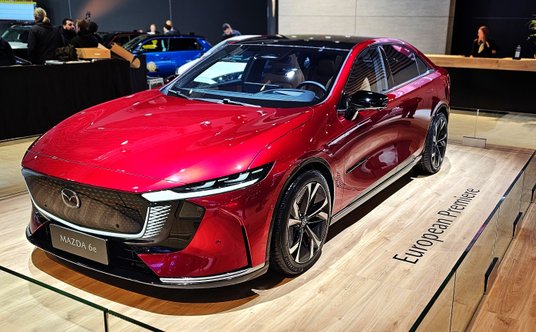 Mazda 6e miała swoją europejską premierę. To nowy elektryk Mazdy, który w salonach pojawi się jeszcz