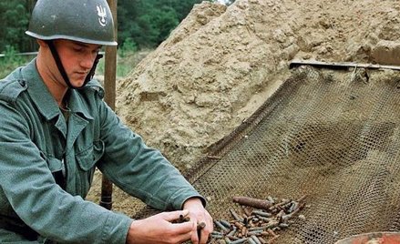 Stalowe hełmy są przestarzałe. Mają zbyt małą kulo- i odłamkoodporność – ocenia Mateusz Kurmanow, ek