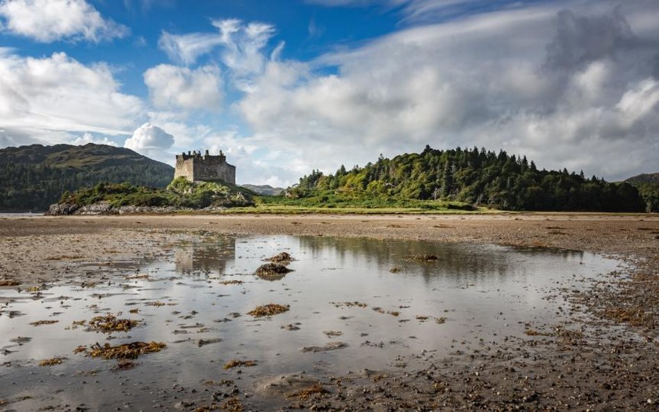 Eilean an Fheidh i zamek Castle Tioram