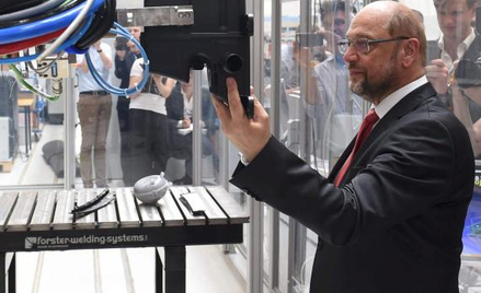 Martin Schulz zabiega o poparcie na wschodzie Niemiec. Na zdjęciu kandydat SPD w instytucie badawczy