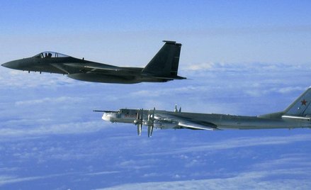 Rosyjski Tu-95 (na dole) eskortowany przez amerykański F-15. Zdjęcie z 2006 r. (Fot. Russavia)