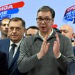 Prezydent Aleksandar Vučić (w swetrze) w noc wyborczą, po ogłoszeniu wstępnych wyników