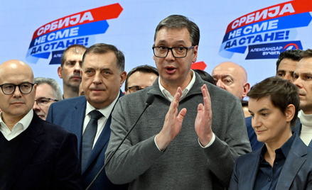 Prezydent Aleksandar Vučić (w swetrze) w noc wyborczą, po ogłoszeniu wstępnych wyników