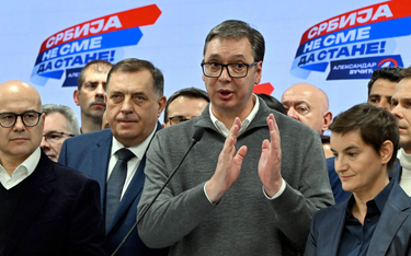 Prezydent Aleksandar Vučić (w swetrze) w noc wyborczą, po ogłoszeniu wstępnych wyników