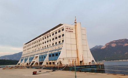 Pływający hotel zacumowany u wybrzeży Korei Północnej.