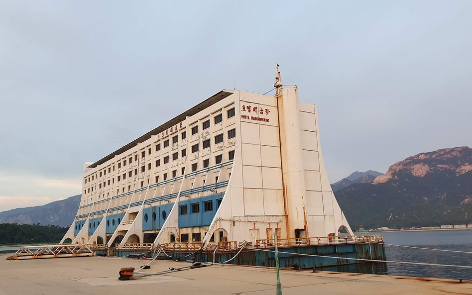 Pływający hotel zacumowany u wybrzeży Korei Północnej.