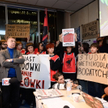 Minister nauki Dariusz Wieczorek podczas spotkania ze studentami okupującymi DS Jowita w Poznaniu