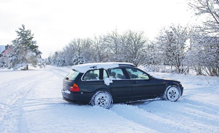 Kulig za samochodem oznacza mandat i punkty karne
