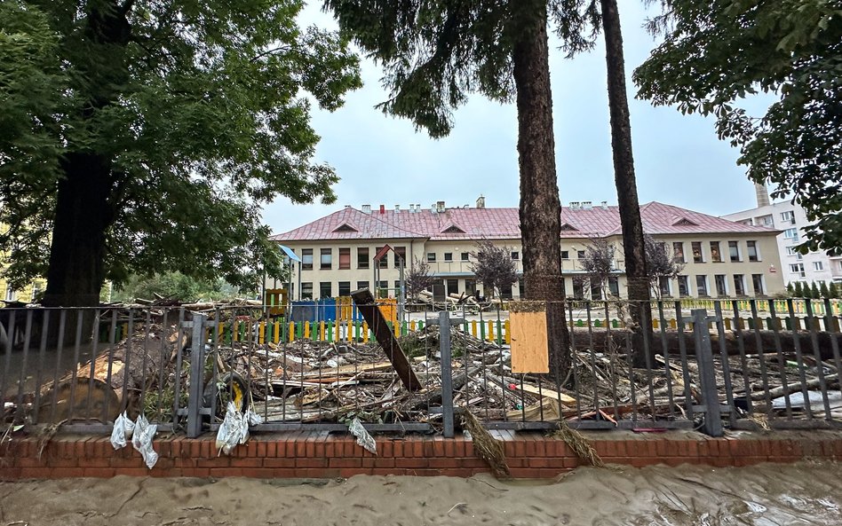 Szkoły na terenach dotkniętych przez powódź rozważają uruchomienie nauki zdalnej.