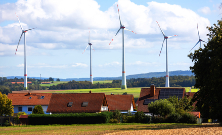 Prace nad ustawą zmniejszającą minimalną odległość lokowania farm wiatrowych od najbliższych zabudow