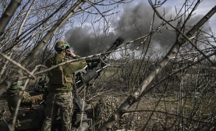 Ukraińcy ostrzeliwują z haubicy M119 105 mm rosyjskie pozycje pod Bachmutem