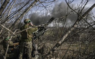 Ukraińcy ostrzeliwują z haubicy M119 105 mm rosyjskie pozycje pod Bachmutem